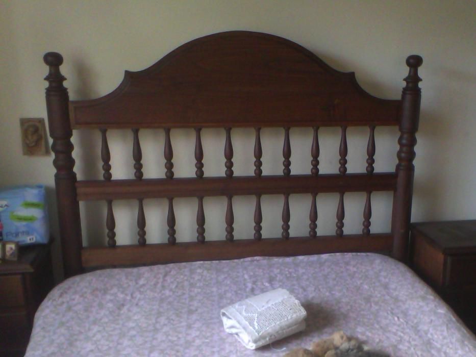 Cama de casal em madeira castanho maciço