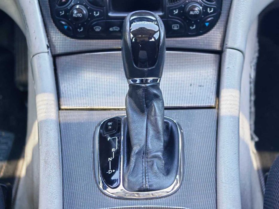 Mercedes 220 CDI automática, de 2002 com 355 000 kms