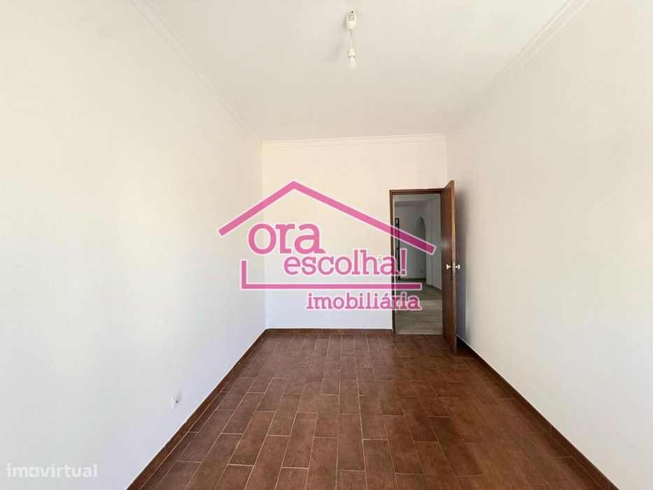 Apartamento T2 com 92 m2 e VARANDA no Centro das Paivas!