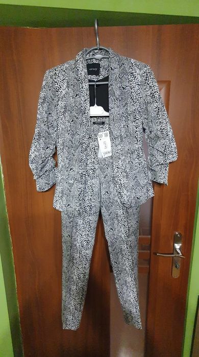 Garnitur damski czarny w wężowy wzór rozmiar 34