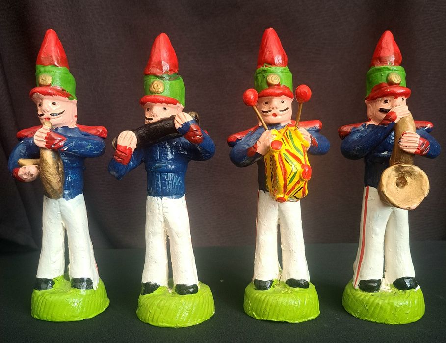 Quatro músicos com apito assinados