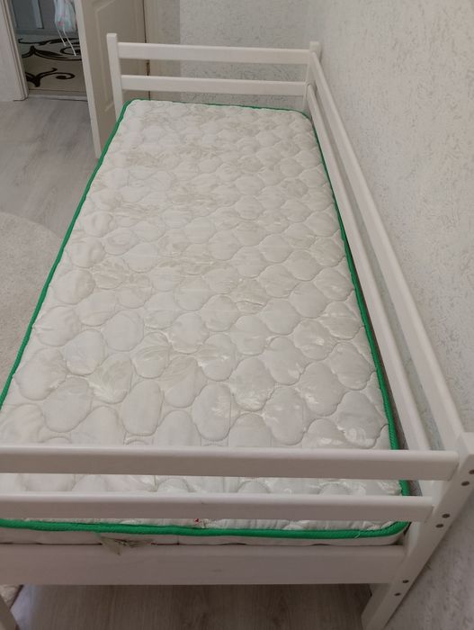 Продам односпальне ліжко з матрацом