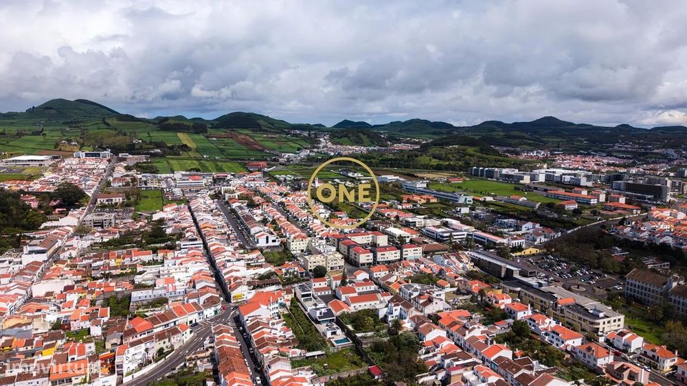 Moradia no centro de Ponta Delgada totalmente renovada