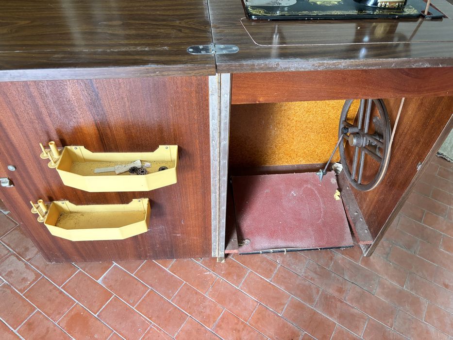 Máquina de costura Singer antiga a funcionar