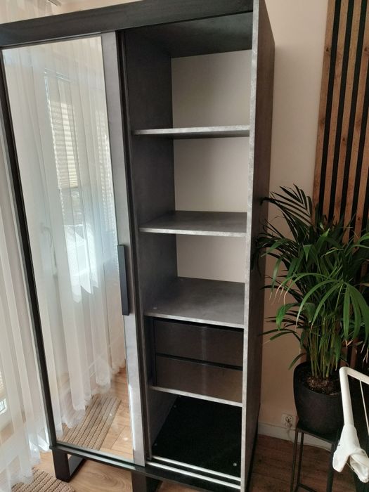 Szafa z drzwiami przesuwnymi