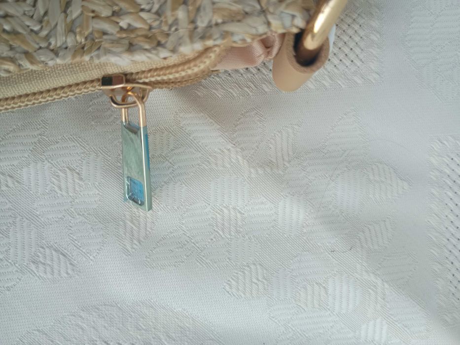 Mala dourada a tiracolo da JETLAG