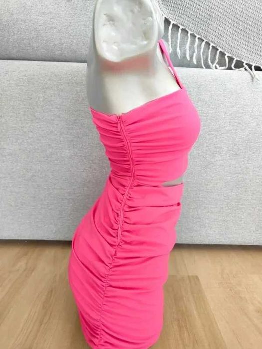 Vestido Mini Zara Rosa Neon – Assimétrico com Cut-out – Tamanho S