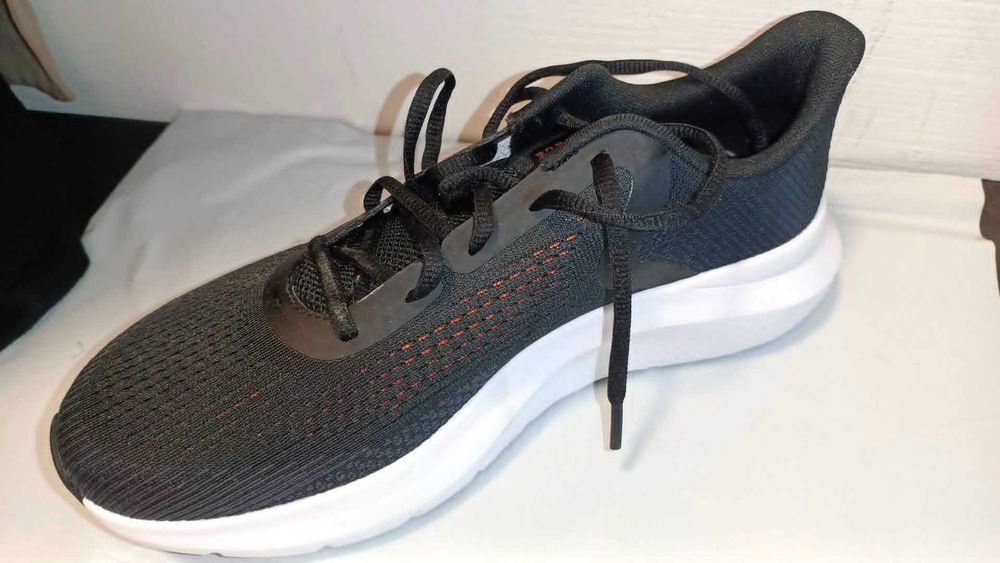 Jeden but Under Armour rozmiar 43 prawy