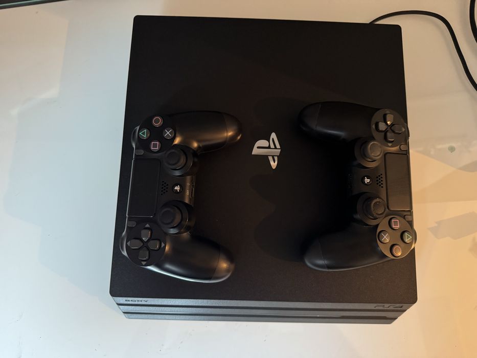 Playstation 4 Pro, 1TB, 2 pady