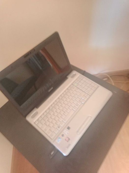 toshiba satelite
4 gb ram 
w10 
autonomia 1h30