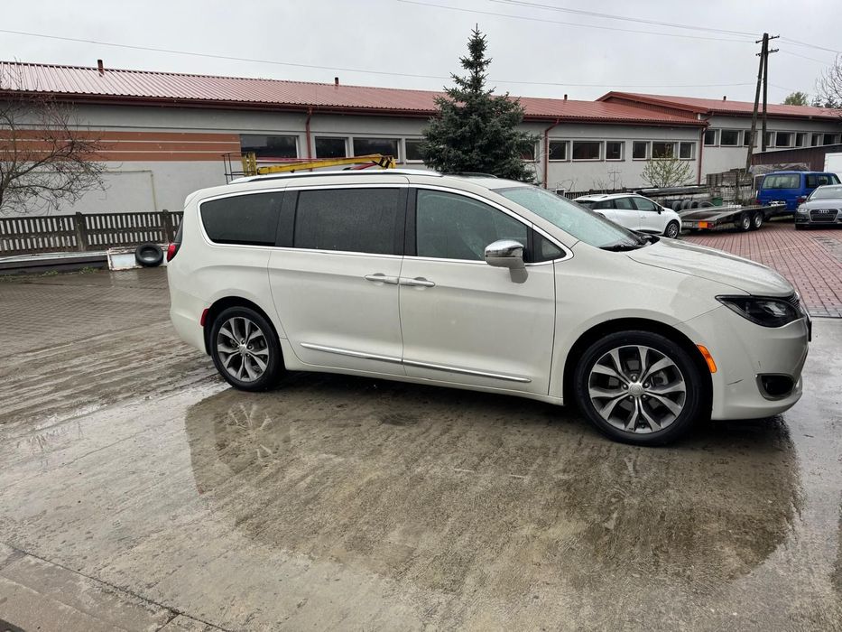 Chrysler Pacifica LIMITED, w Polsce od 5 lat, niski przebieg, auto wakacyjne