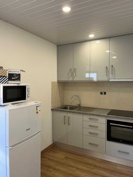 Arrenda t1 moderno  ,cozinha equipada perto escolas ,hospital , zona de lazer ,com varandas e boa exposição solar em Leiria