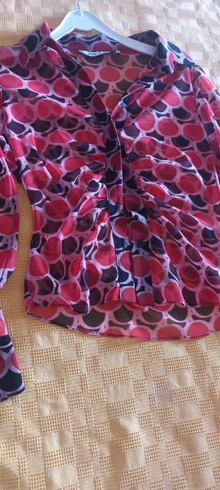 Blusa de tule com desenho geometrico