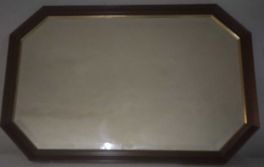 Espelho grande com moldura em madeira