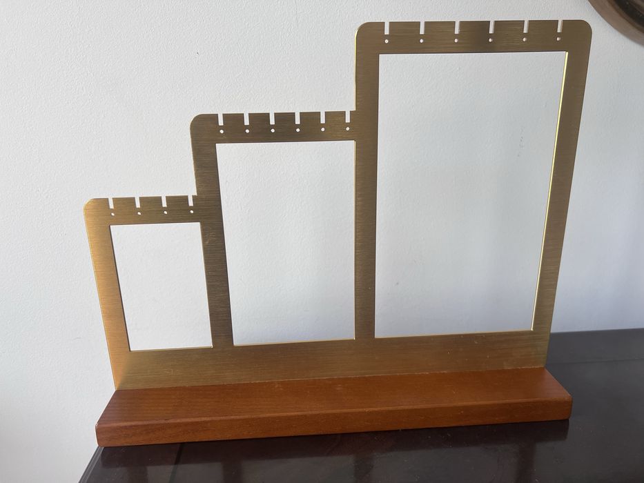 Expositor dourado de colares e brincos