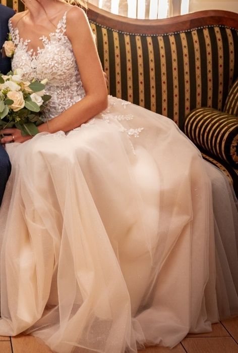 Suknia ślubna z gorsetem XS-M mieniącą się brokatem i koronką