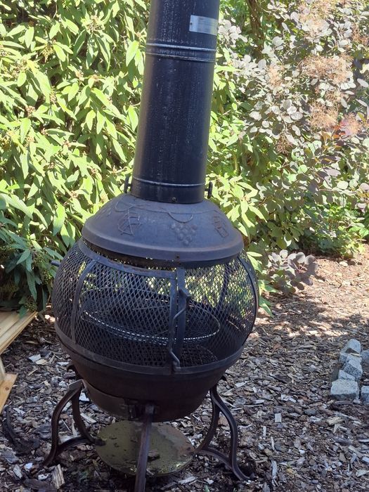 Żeliwny kominek ogrodowy z funkcją grilla / Piecyk Tarasowy Chimenea