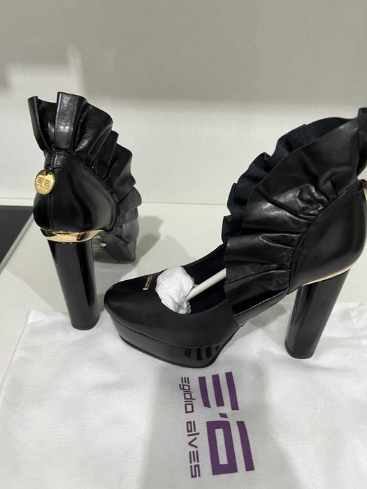 Sapatos de salto alto em pele pretos com folhos – como novos