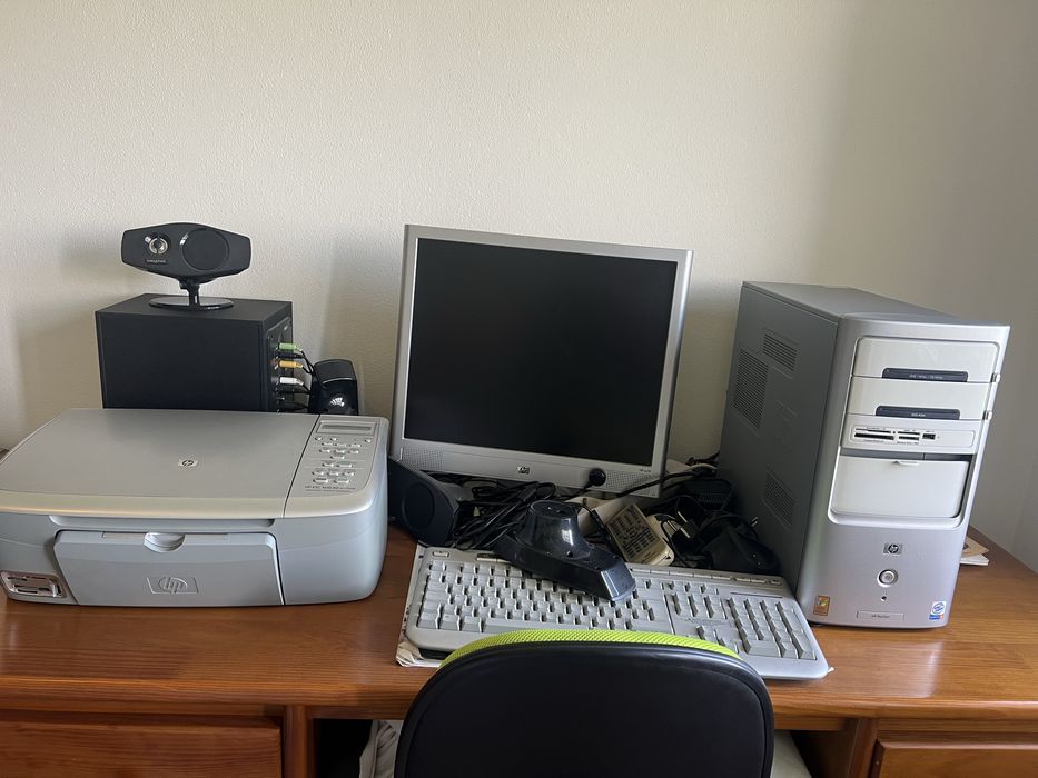 Desktop Computer and Sound System457722470691645440