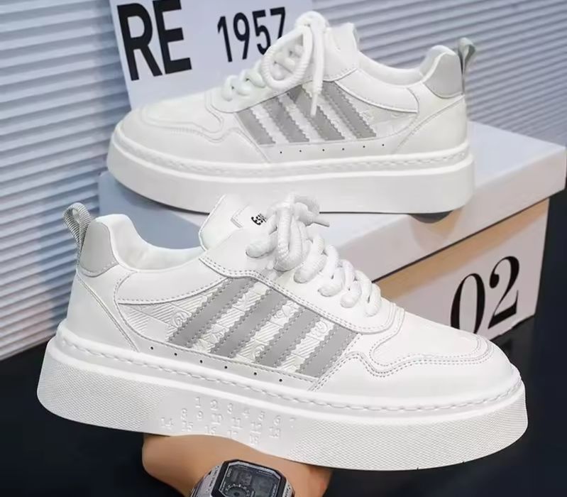 Стильные белые кроссовки