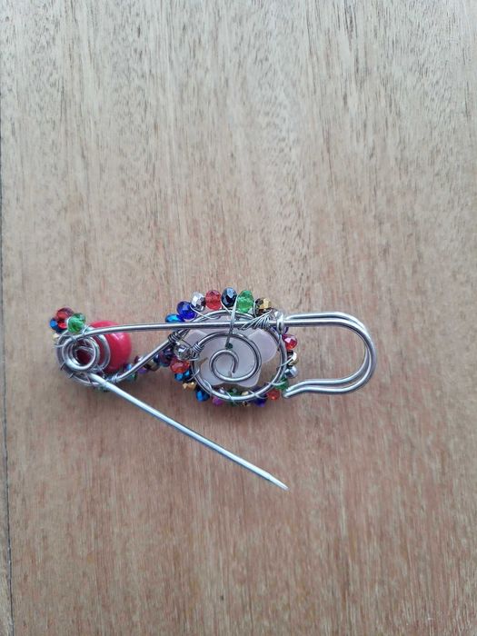 Alfinete Prateado com Flor e Missangas