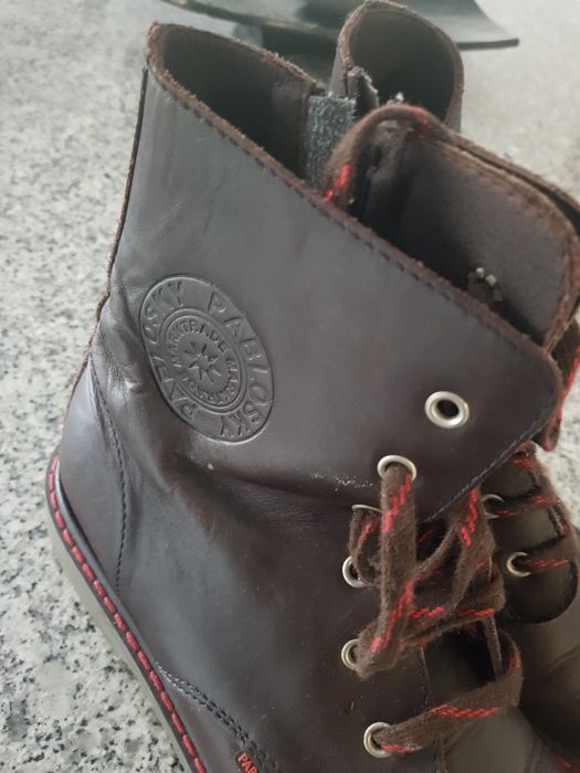 Botas castanhas com pouvo uso.