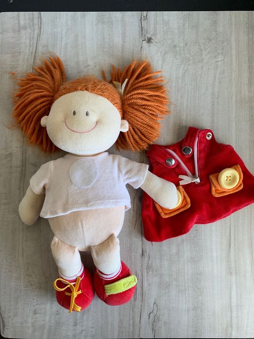 Boneco Rapariga que favorece a destreza manual da criança