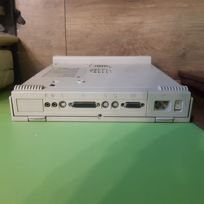 Komputer z monitorem Apple Macintosh LC
