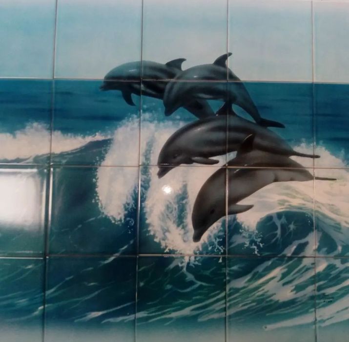 Azulejos pintados á mão, vidro em relevo, serigrafia, estampilhas etc.