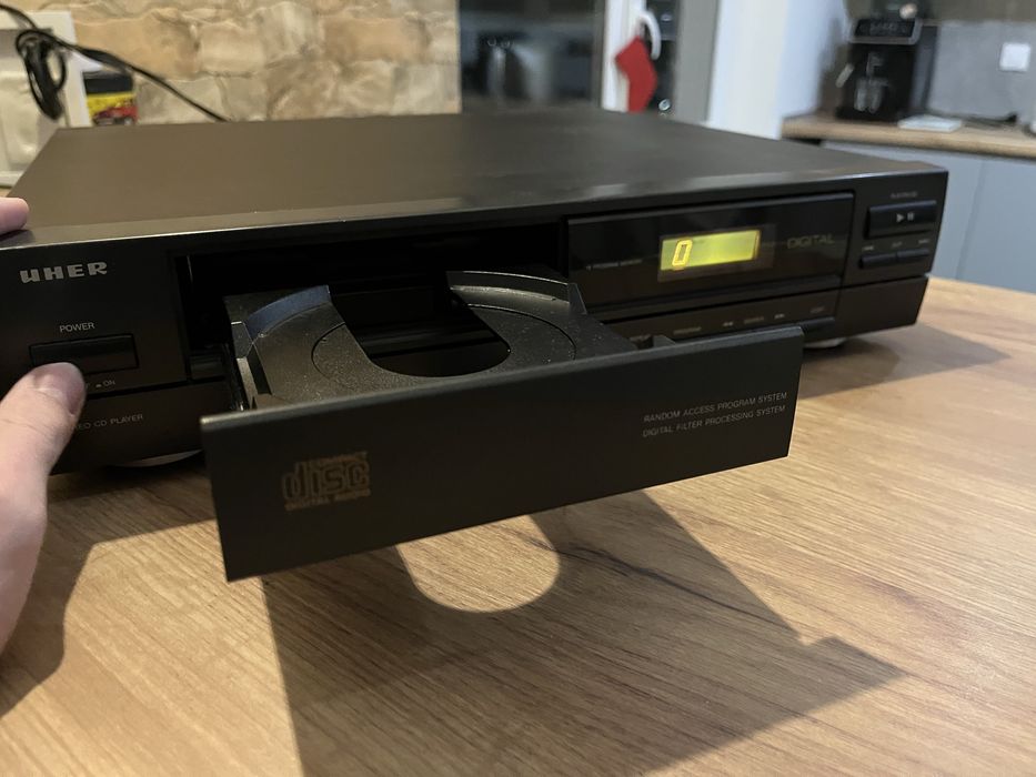 CD програвач UHER