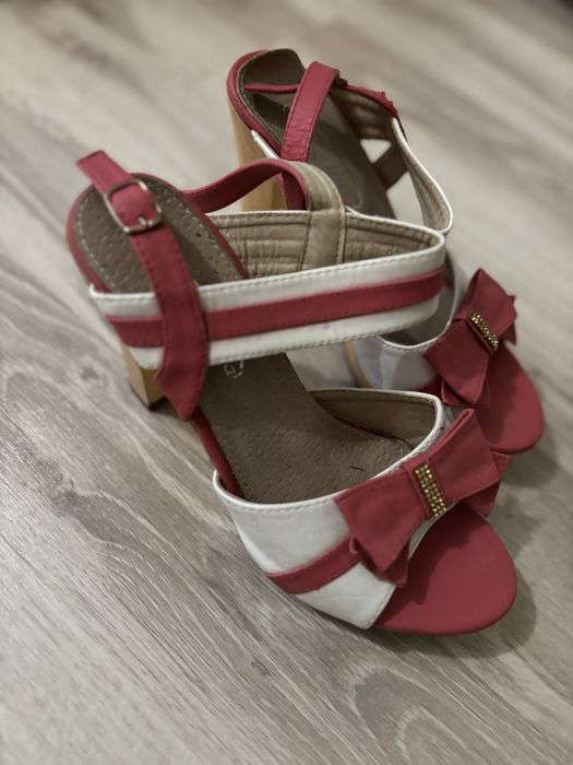 Продам босоніжки в гарному стані