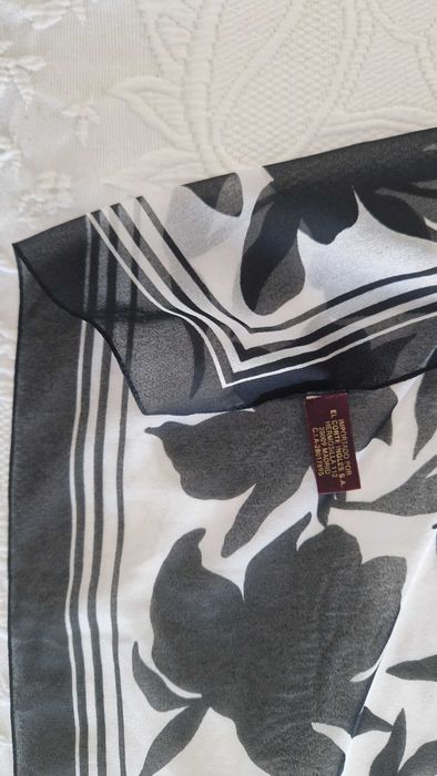 Lenço estampado preto e branco El Corte Inglês