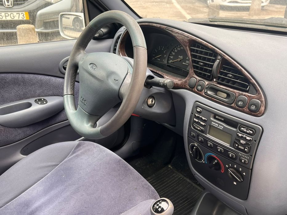 Ford Fiesta 1998, 93.660 km. Funcionava impecavelmente antes de ficar parado. Sem bateria, precisa de inspeção. Interior razoável. Chave suplente.