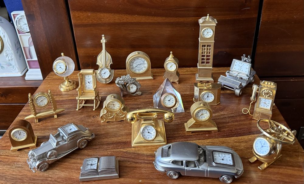 Kolekcja 110 miniaturowych zegarków kolekcjonerskich