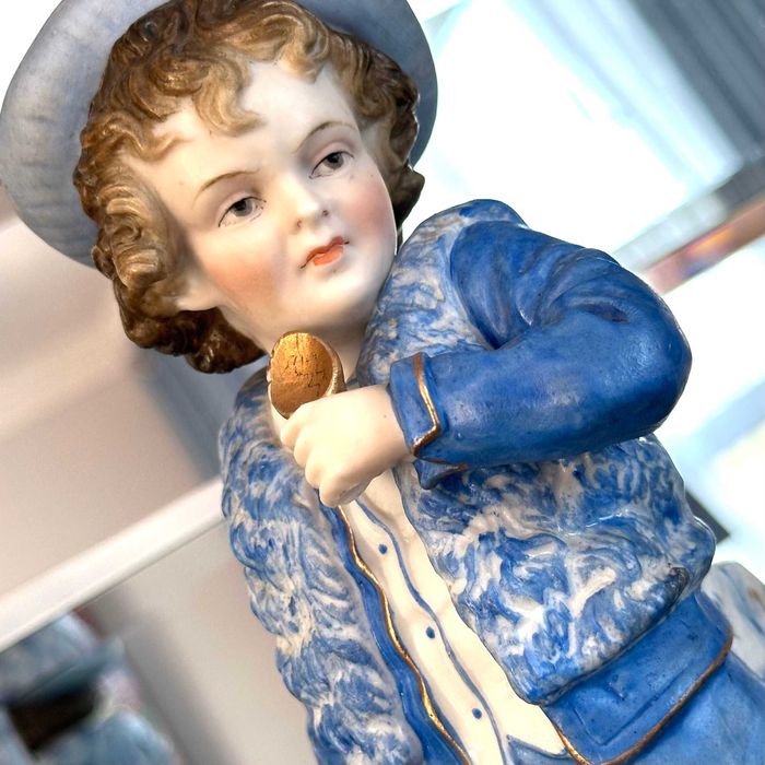 Figurka porcelanowa wykonana z biskwitu ok. 1920 roku