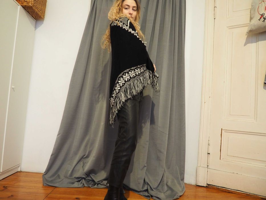 Sweter czarno białe poncho we wzory z frędzlami