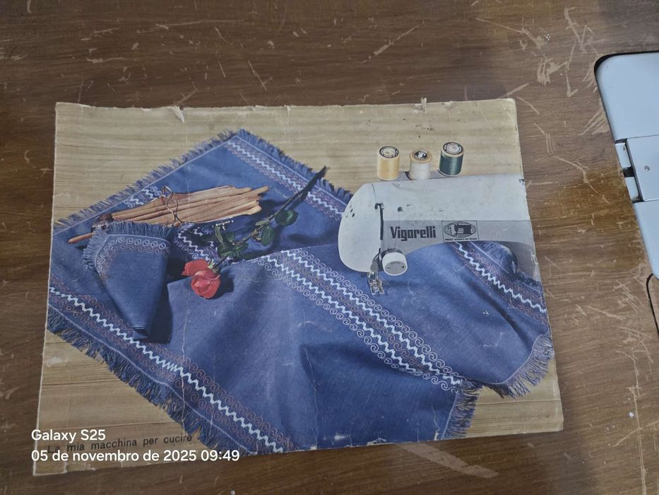 Máquina de costura faz ponto reto Zig Zag e borda