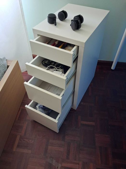 Secretárias e Bloco de Gavetas IKEA, modelo MICKE Branca + oferta