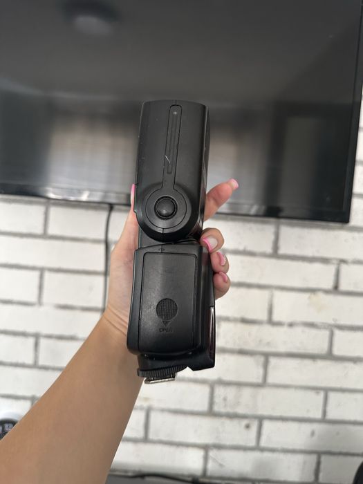 Продам спалах Yongnuo  yn560