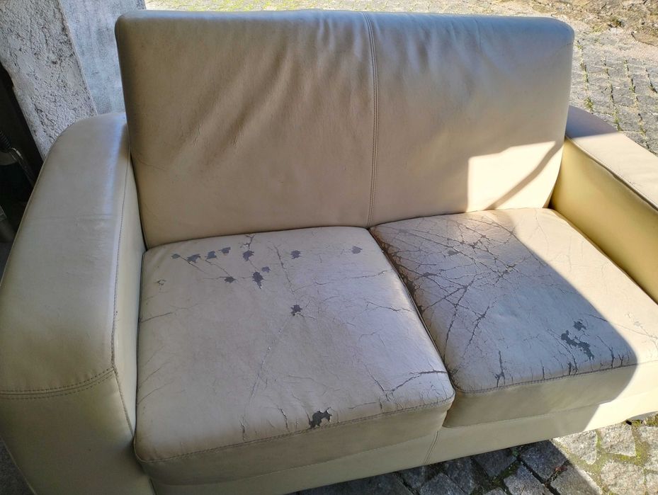 Sofa de dois lugares em bom estado