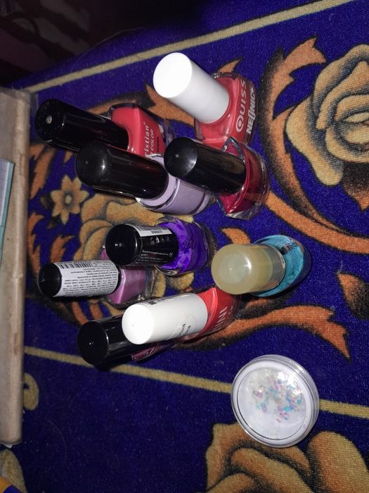 Лот лаків для нігтів