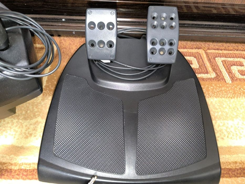 Ігрове кермо,руль Logitech Momo Racing.