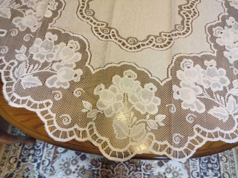 Biały obrus żakardowy 100x150