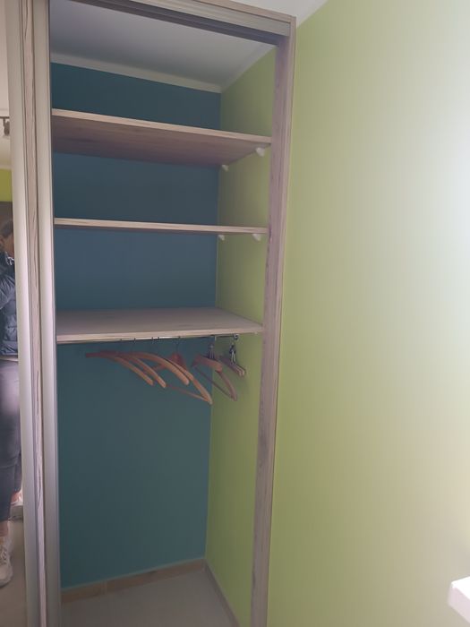 Szafa przesuwna, puf zielony