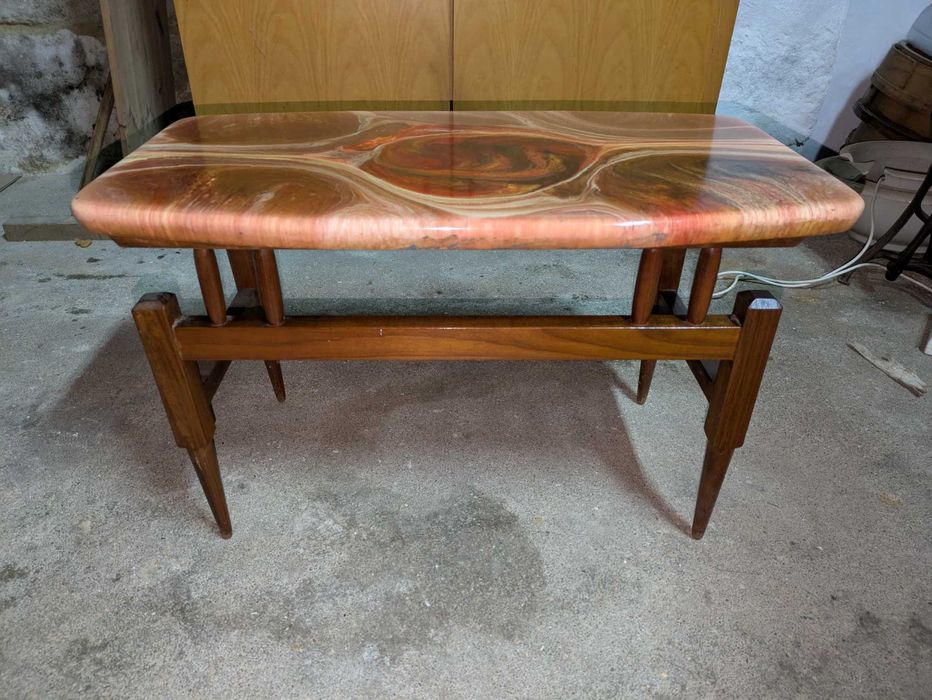 Mesa de centro vintage em resina