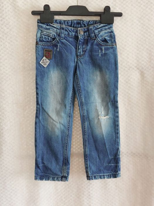 Jeansy z przetarciami. Benetton. 104 cm