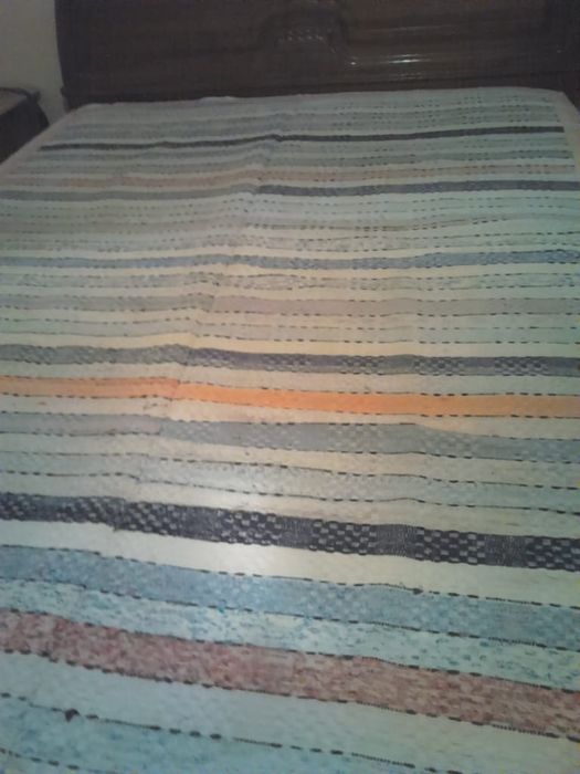 Manta de trapilho com barra