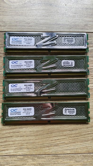 Pamięć RAM 4 x 1 GB OCZ PC2 6400 DDR2.
