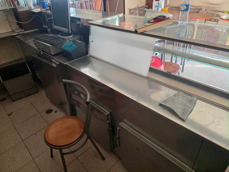 Vitrine com bancada inox com refrigeração