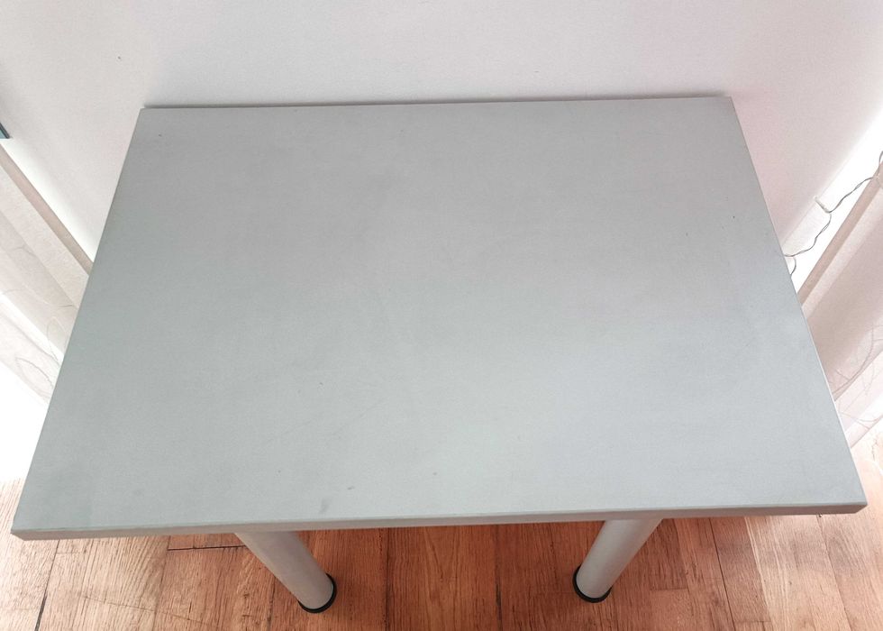 Pequena mesa de apoio cinzenta